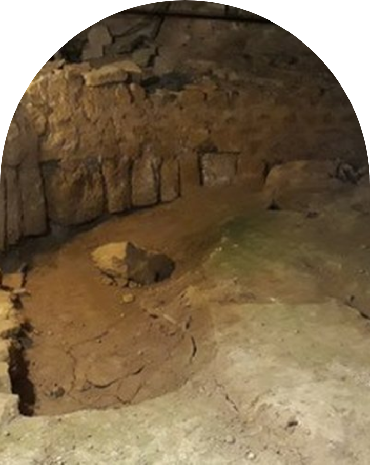 la crypte de l'abbaye de caunes@2x